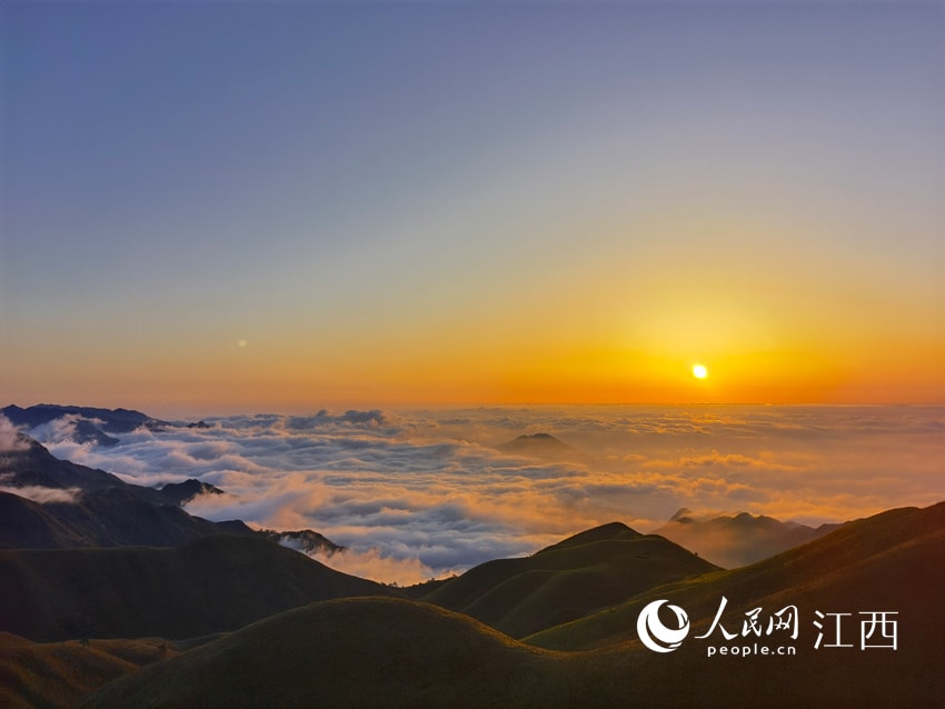 Wugong Mountain sunrise over clouds