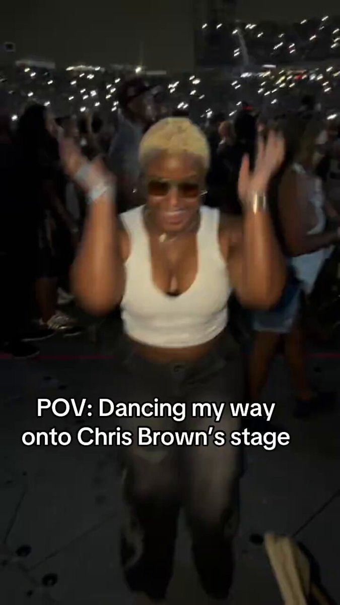 Chris Brown concert fan dance