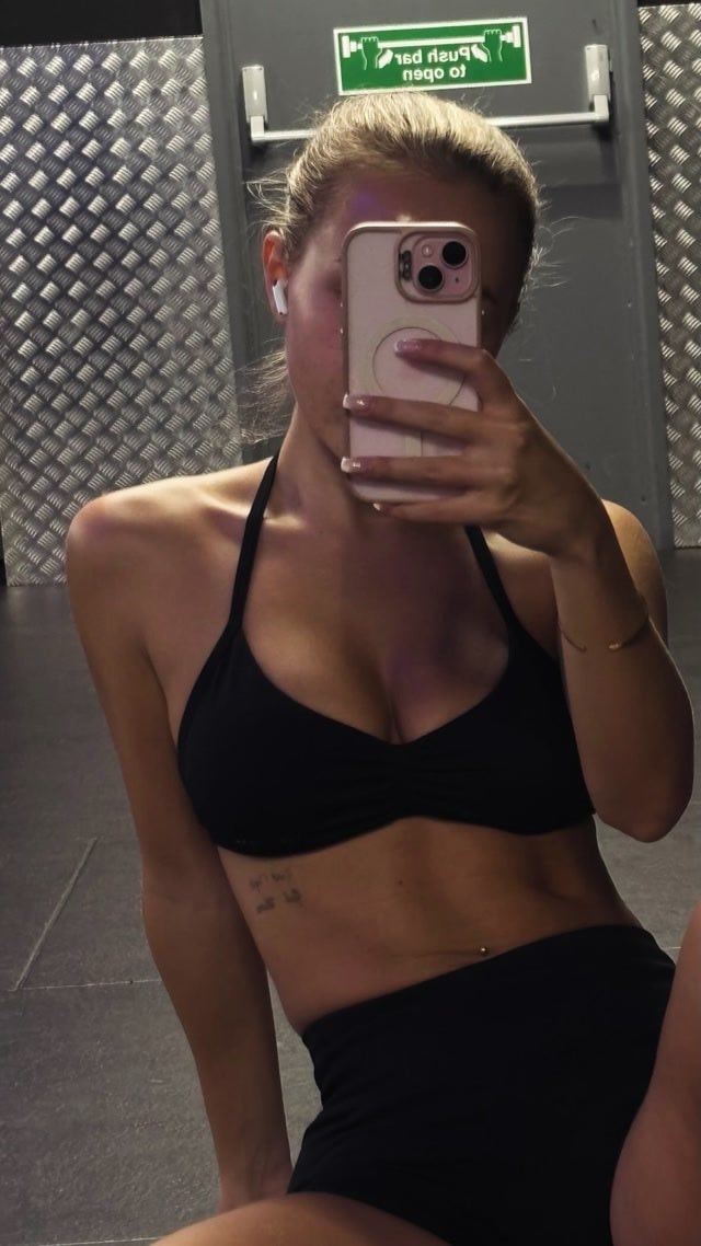 Ellie Dadd gym selfie
