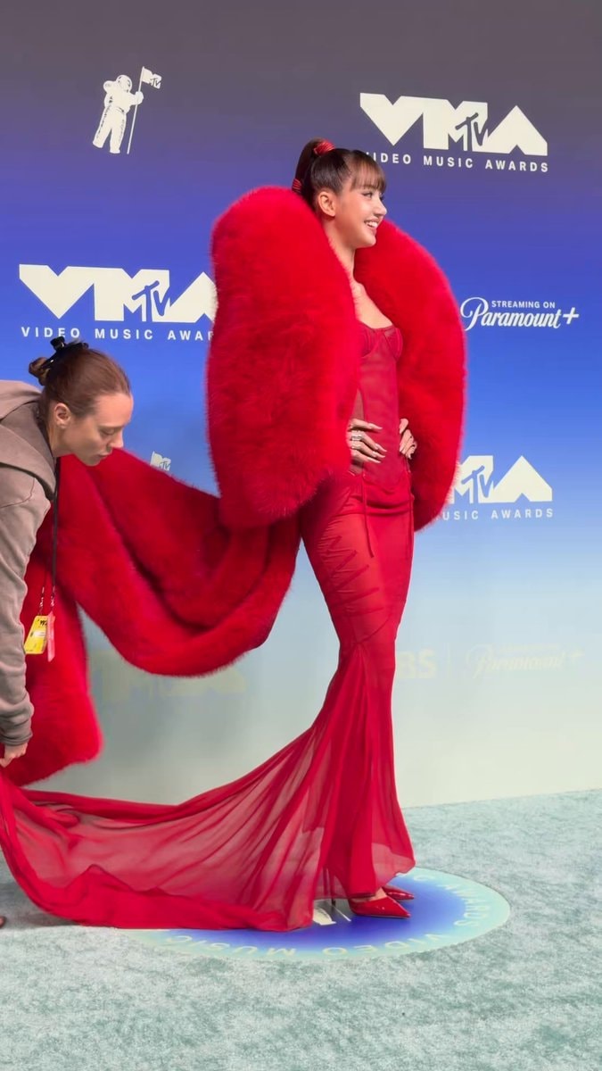 Lisa arrival at the VMAs