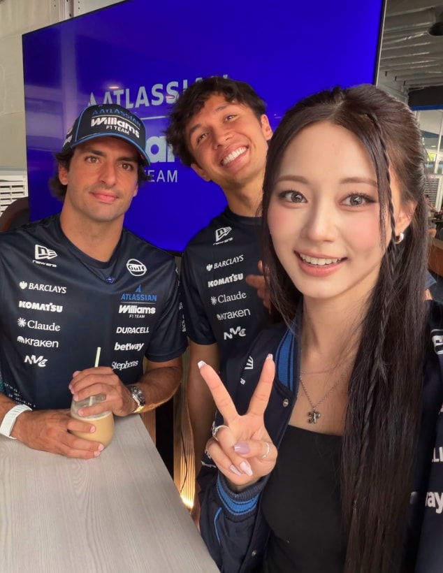 TWICE Tzuyu Carlos Sainz Alex Albon selfie