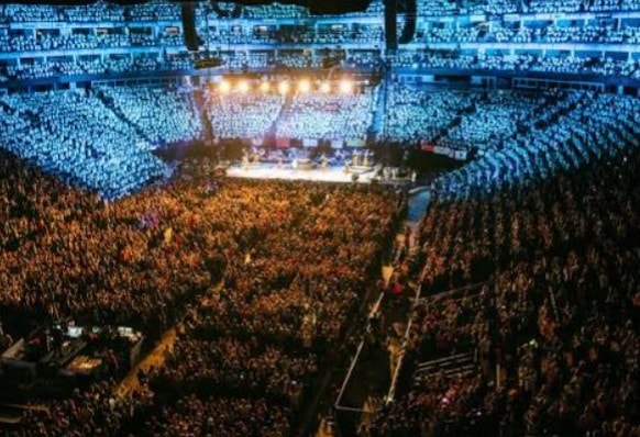 The Spice Girls, Rihanna and Beyonce on stage (photo 4 of 4)