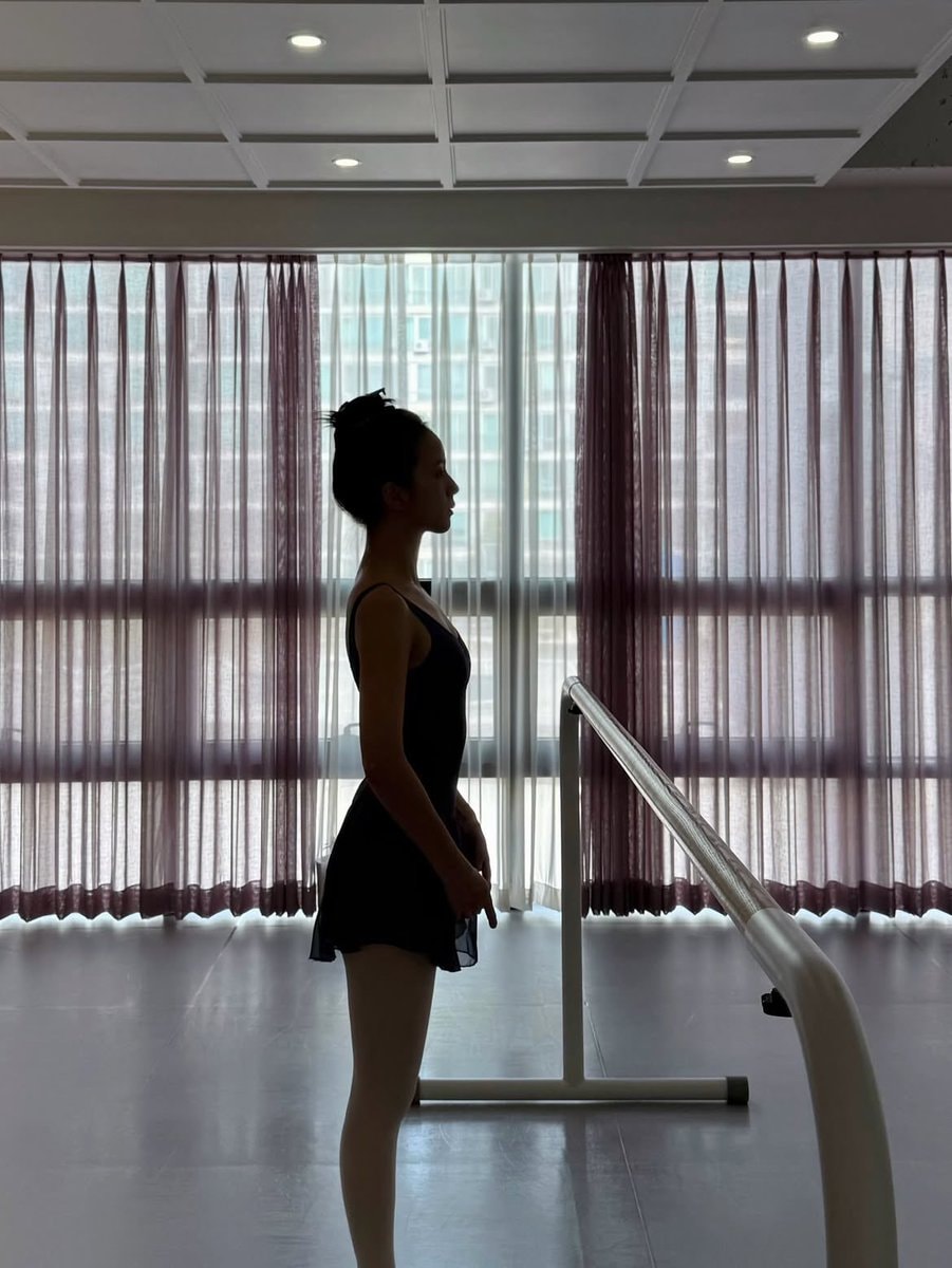 JISOO ballet practice