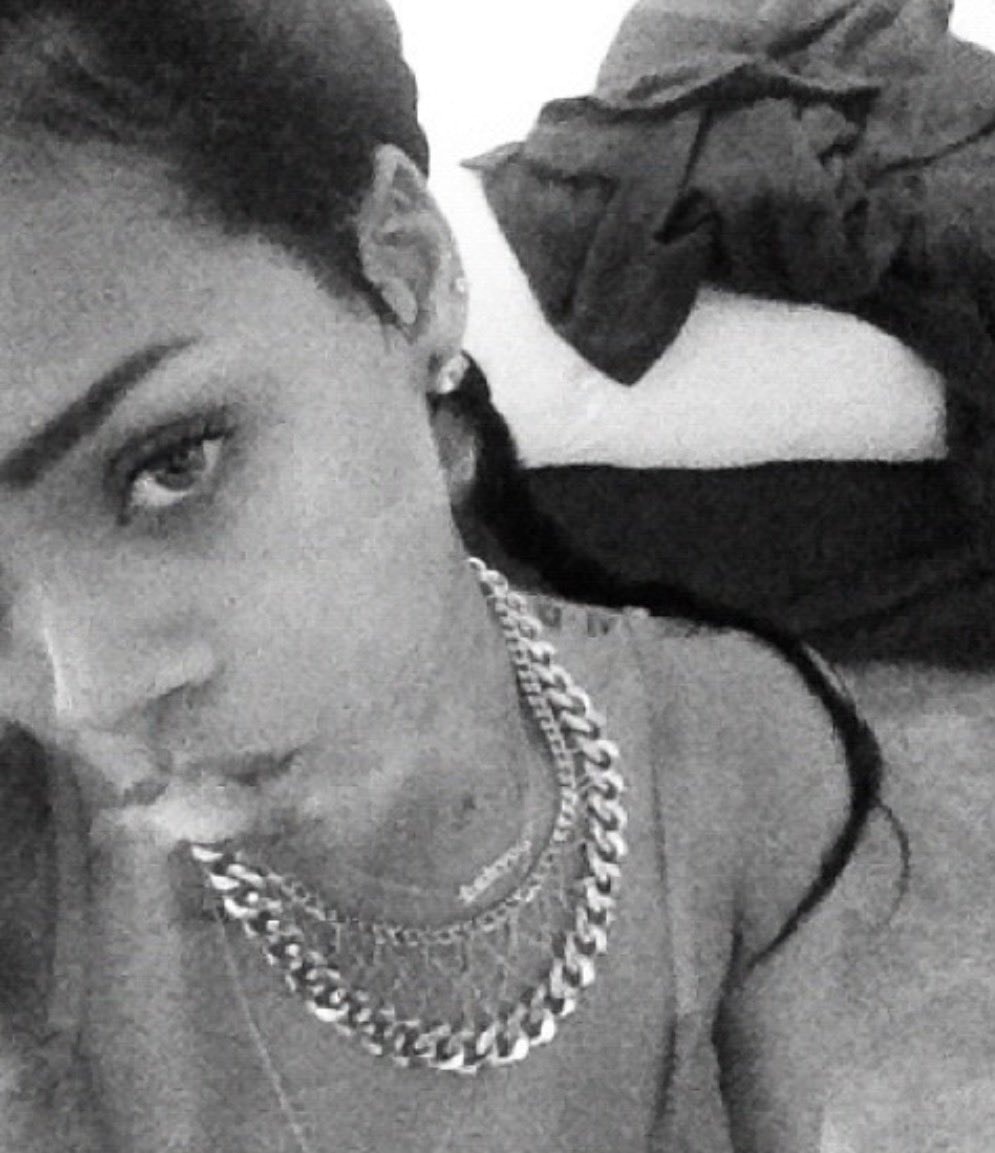 Rihanna black and white selfie 2012 (photo 2 of 4)