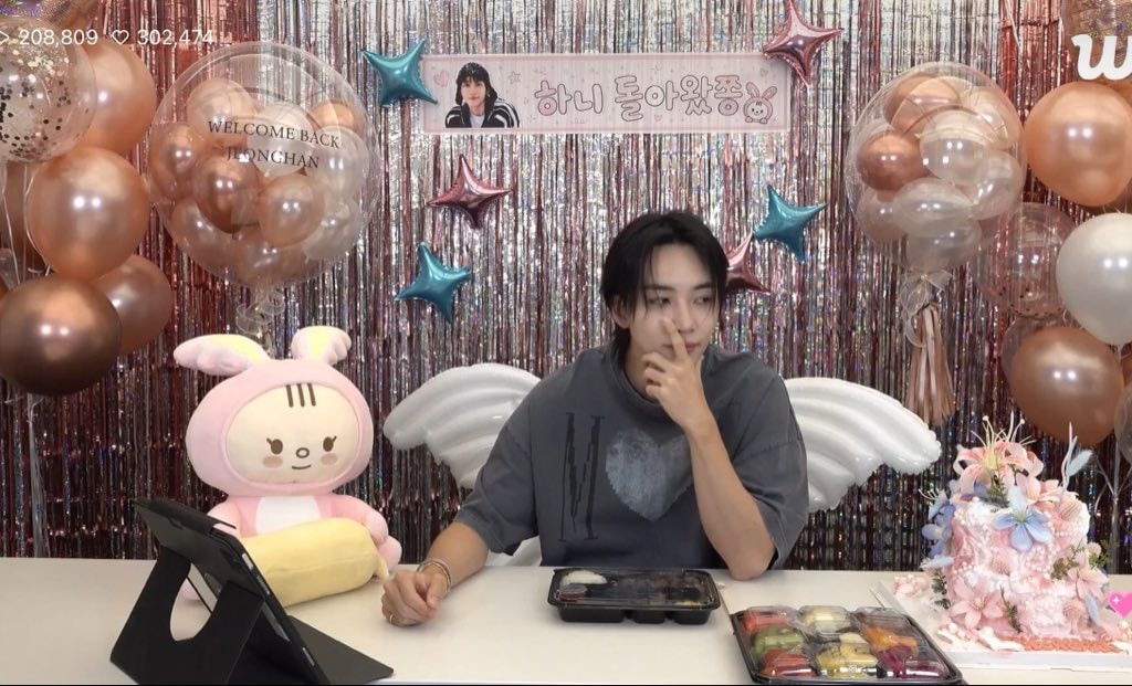 Jeonghan welcome back party 🥹 (photo 2 of 4)