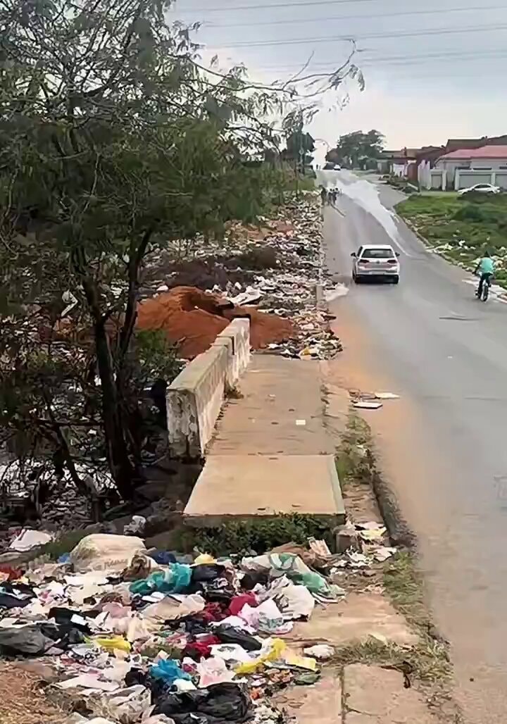 Trash outside Johannesburg Wakanda comparison Trash outside Johannesburg Wakanda comparison