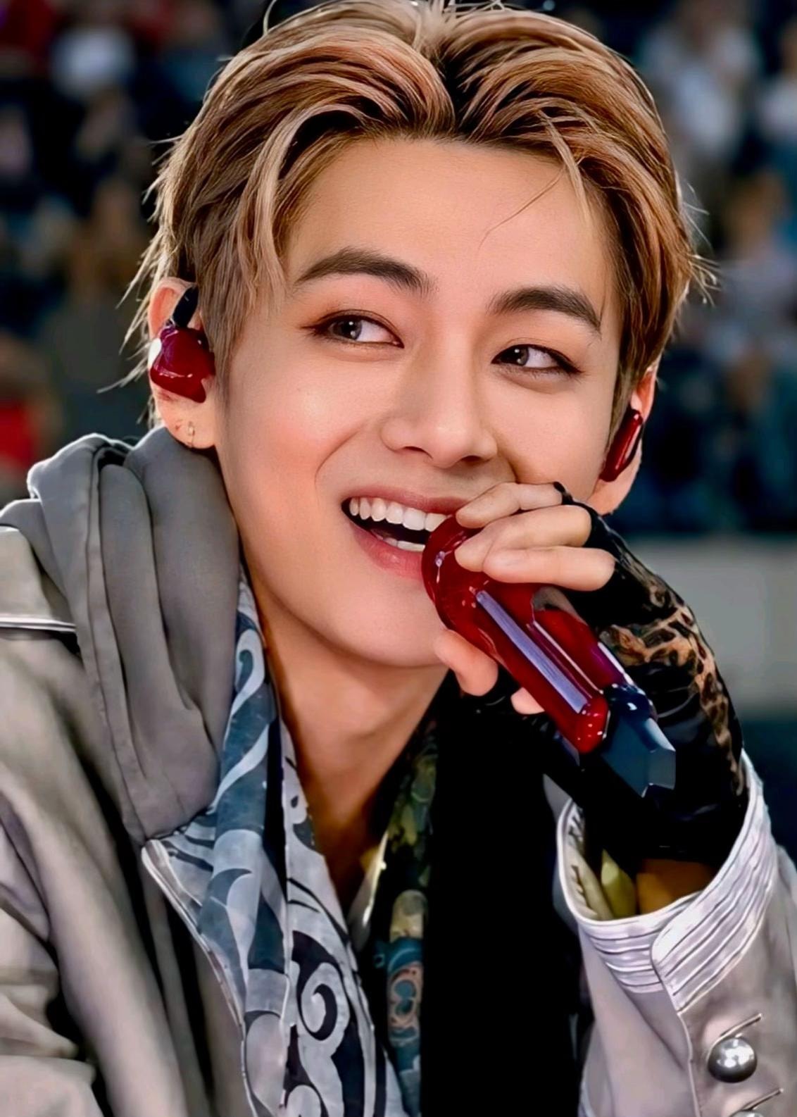 Taehyung stage moment with red earbuds (photo 4 of 4)