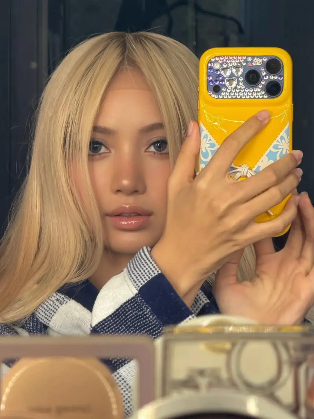 Lisa blonde hair selfie