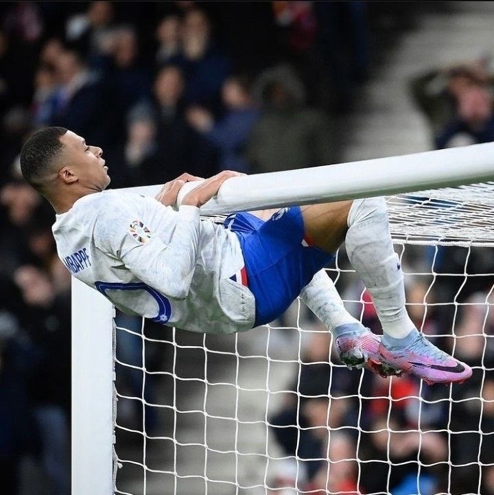 Mbappé hanging from the net (photo 2 of 4)