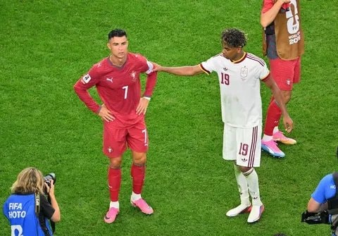 Yamal comforts Ronaldo after World Cup loss (photo 2 of 2)