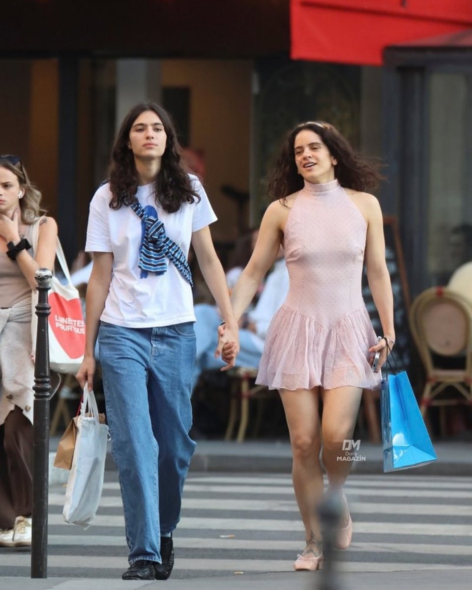 Rosalia and Loli Bahia kiss on the street (photo 2 of 2)