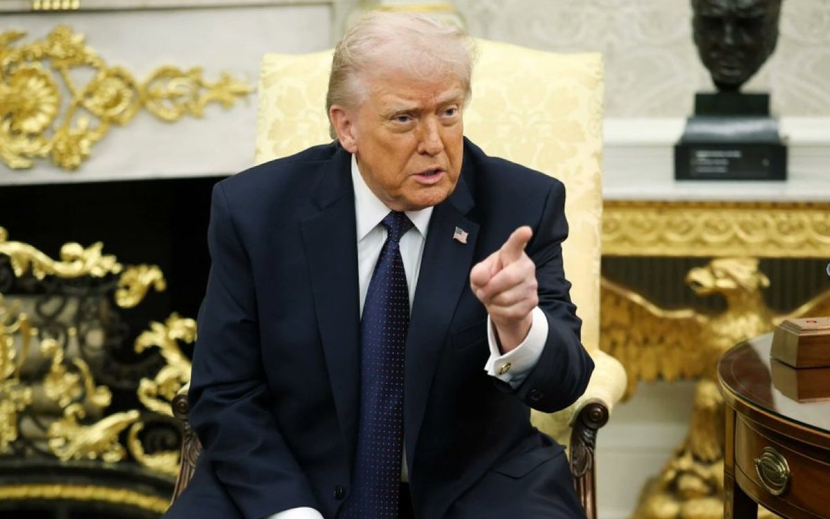 Trump Oval Office gesture