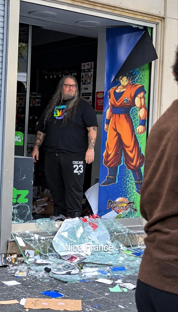 Video game store owner protects shop during France looting