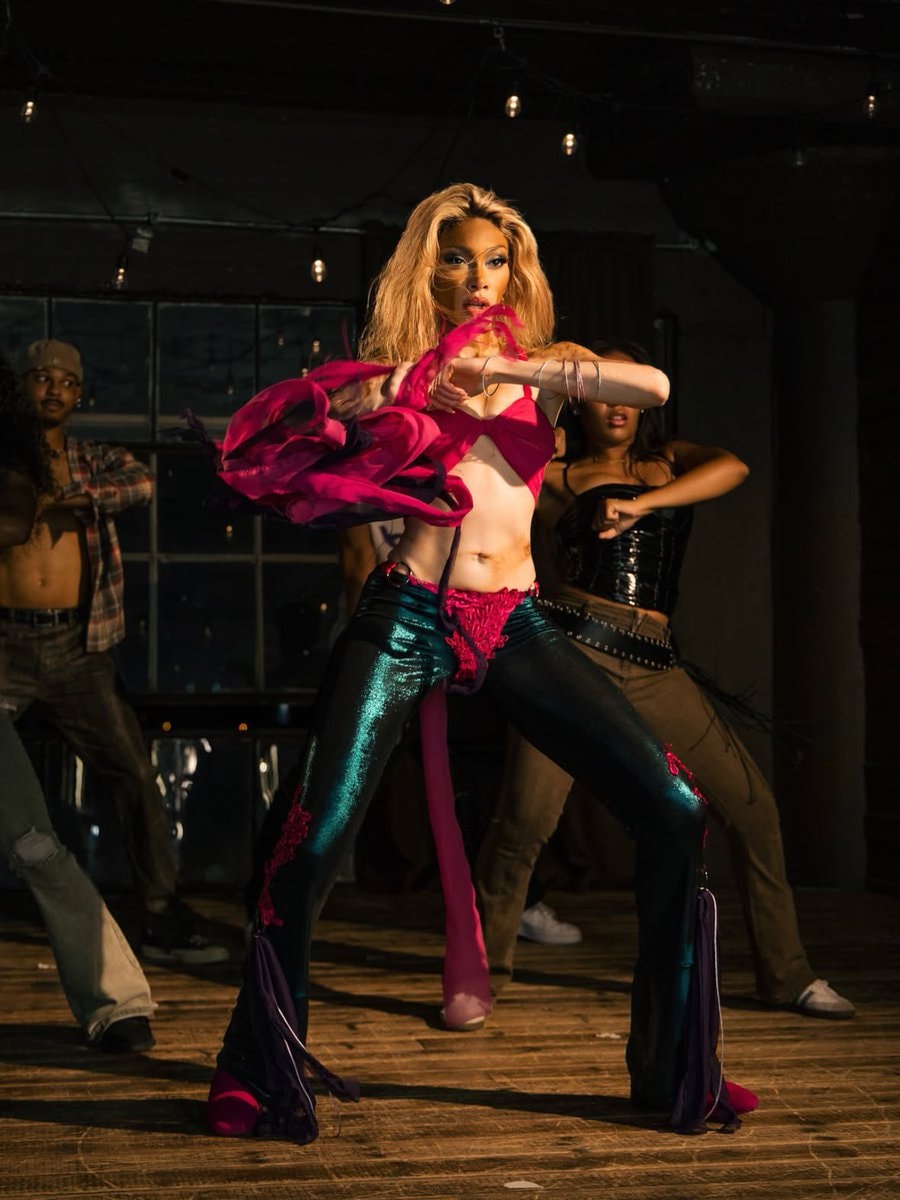 Winnie Harlow Britney Spears Halloween (photo 3 of 4)
