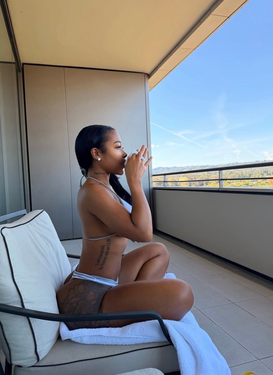 Jayda Cheaves relaxing (photo 2 of 2)
