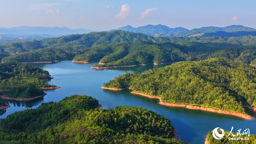 Shibikeng Reservoir in Huichang, Jiangxi (photo 2 of 4) Shibikeng Reservoir in Huichang, Jiangxi (photo 2 of 4)