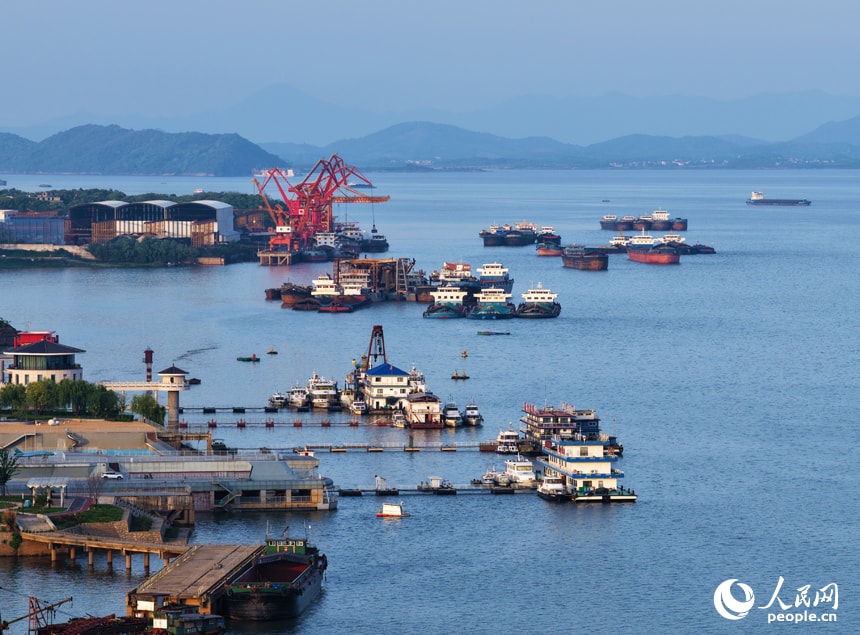 Rising waters at Poyang Lake with boats (photo 4 of 4)