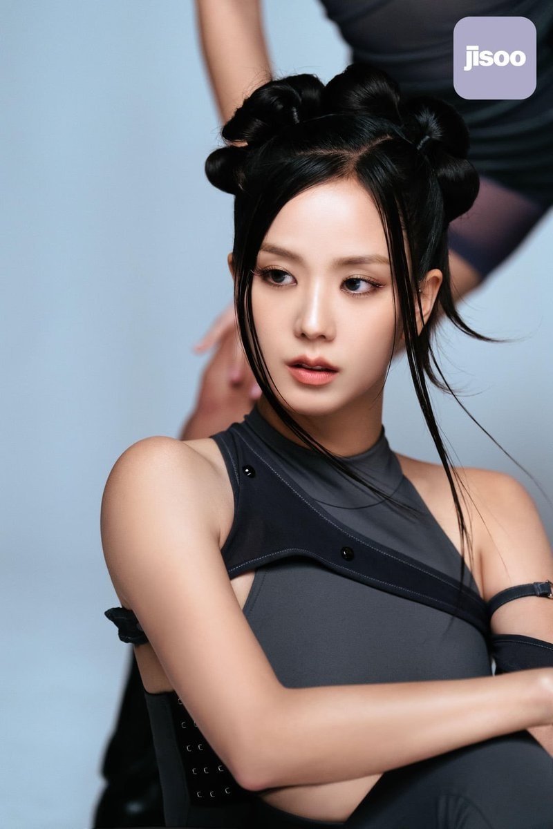 Two photos of Jisoo from the new app update (photo 2 of 2)