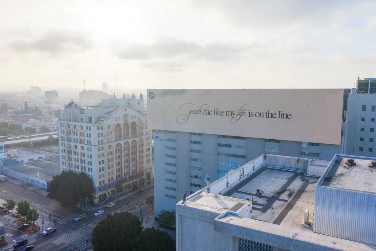 Ariana Grande petal Spotify billboards (photo 4 of 4)
