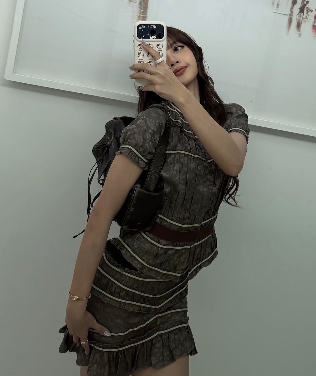 Lisa and Woodz in new video with outfit (photo 2 of 2)