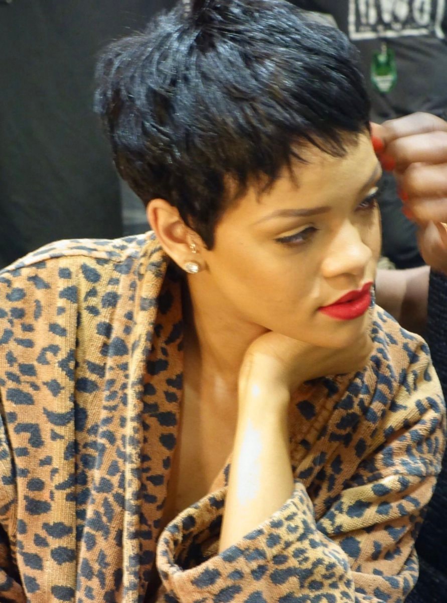 Rihanna 2012 VMAs red carpet prep Rihanna 2012 VMAs red carpet prep