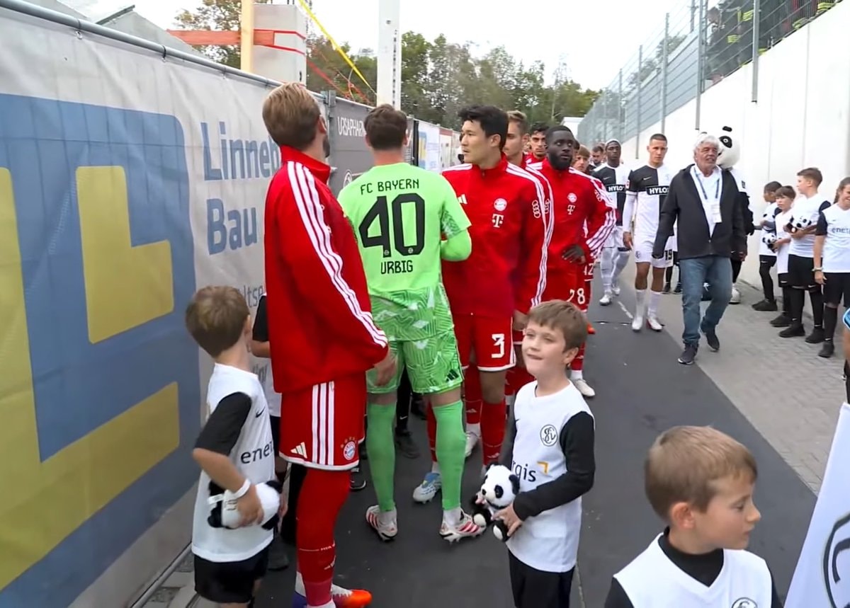 Bayern vs Elversberg tunnel walk