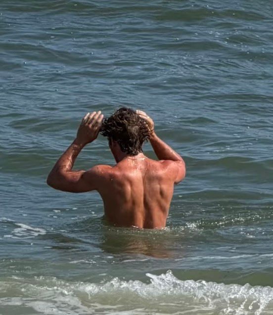 Jeremy Allen White beach photos (photo 2 of 2)