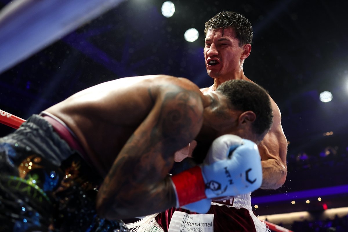 William Zepeda wins WBC lightweight title (photo 2 of 4)