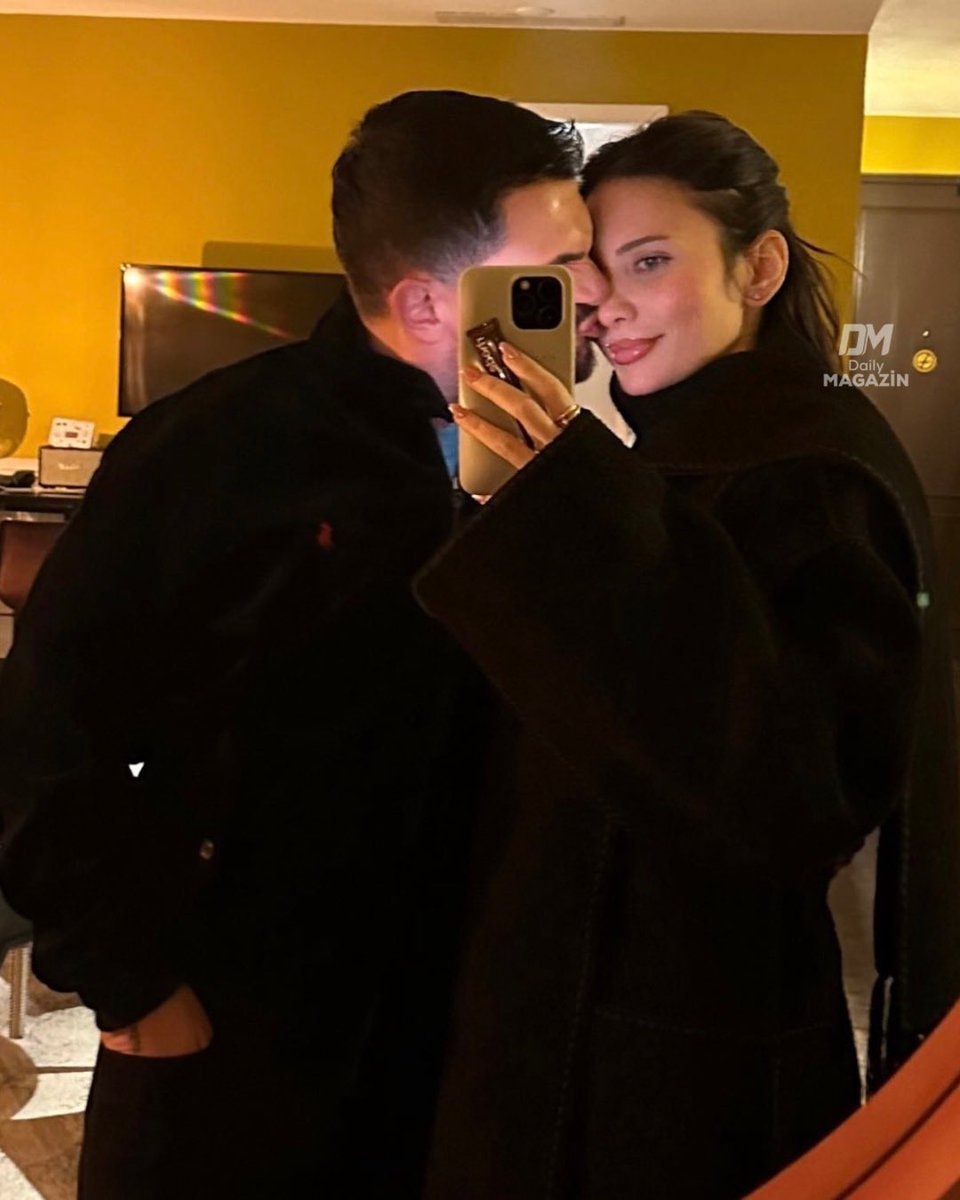 Şazer Altındoğan Ali Biçim mirror selfie