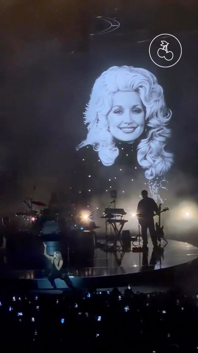 Miley performs Jolene for Dolly Parton