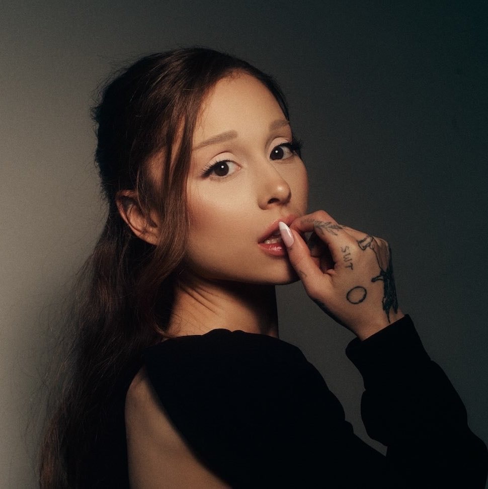 Ariana Grande 100M Spotify (photo 1 of 2)
