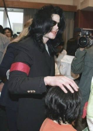 Michael Jackson with kids white face paint (photo 4 of 4)
