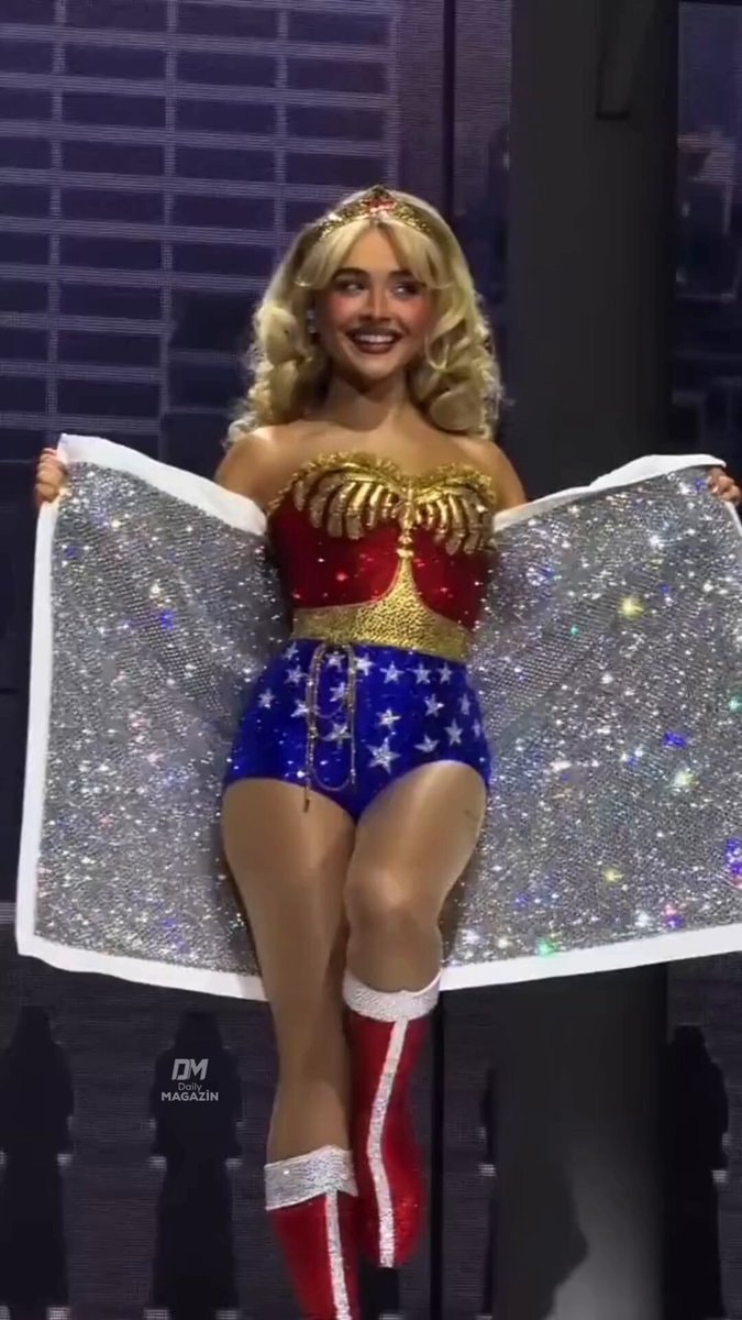 Sabrina Carpenter stage outfit