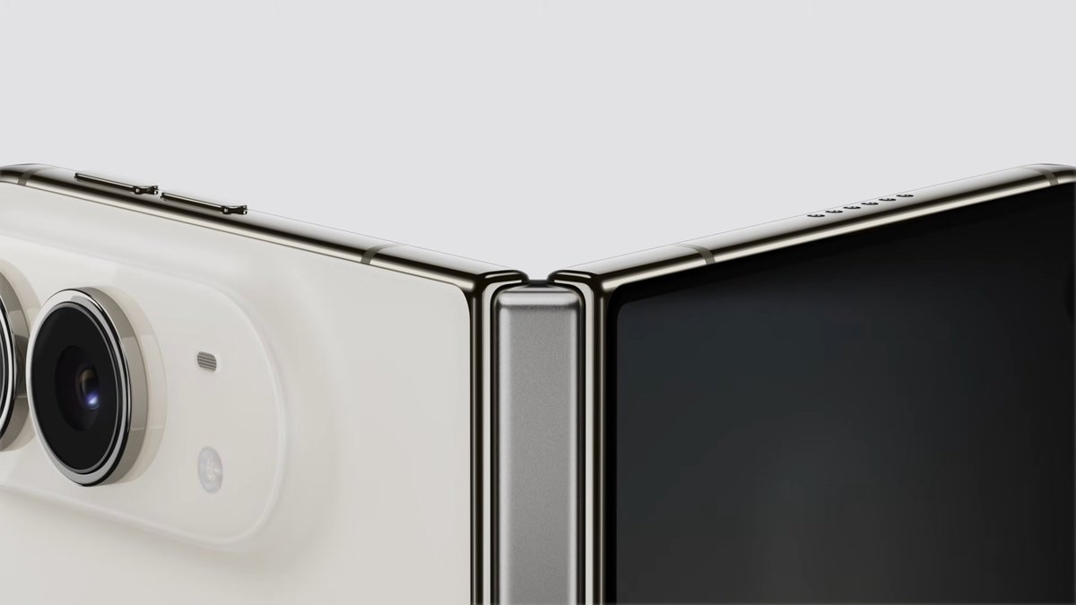 Apple iPhone Duo foldable device (photo 2 of 4)