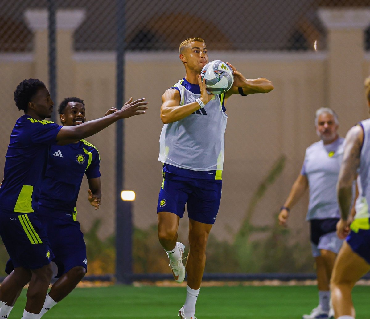 Ronaldo no look dunk training (photo 1 of 2)