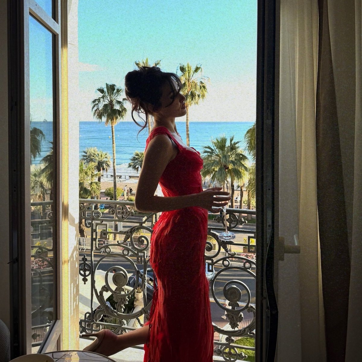 Hande Erçel new Cannes photos (photo 2 of 2)