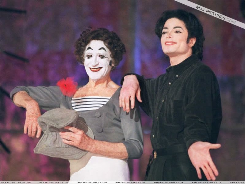 Michael Jackson with Marcel Marceau (photo 2 of 3)