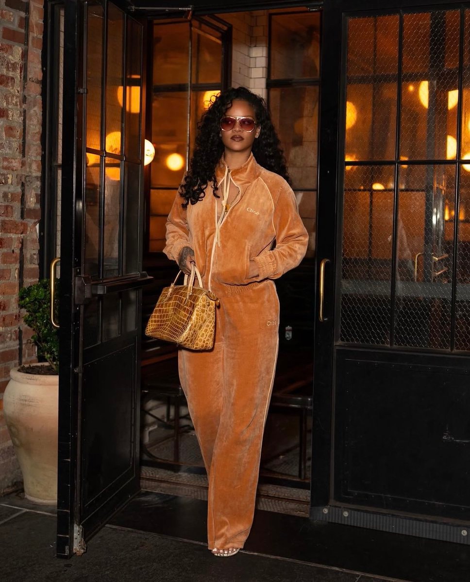 Rihanna NYC last night (photo 2 of 3)