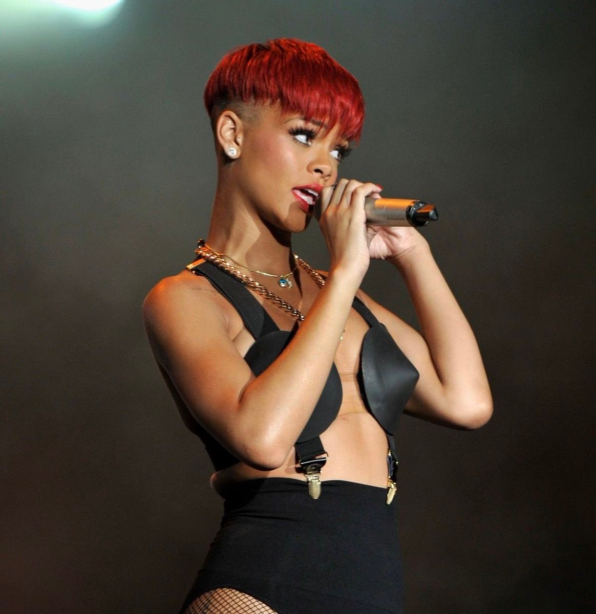 Rihanna performing on stage (photo 3 of 4)