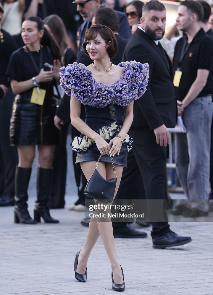 Lisa Louis Vuitton Paris trending (photo 2 of 2)