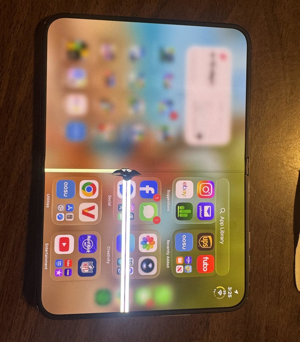 iPhone Duo screen breaks after few folds iPhone Duo screen breaks after few folds