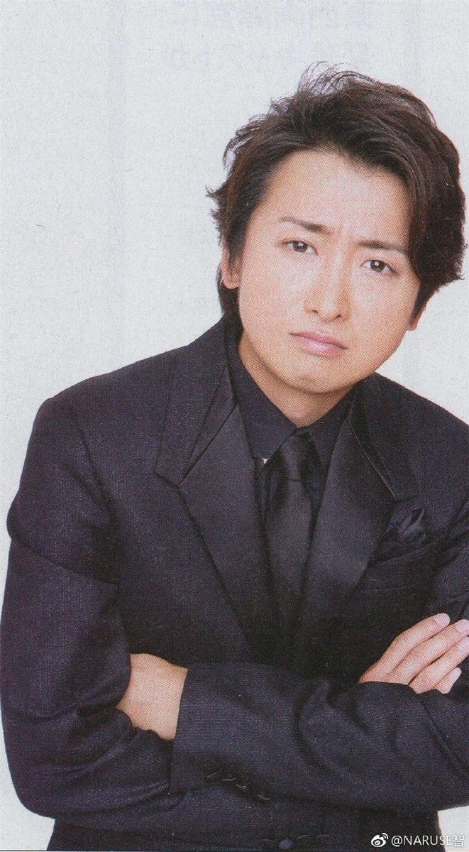 Matsumoto Jun plaid suit red bench (photo 2 of 4)
