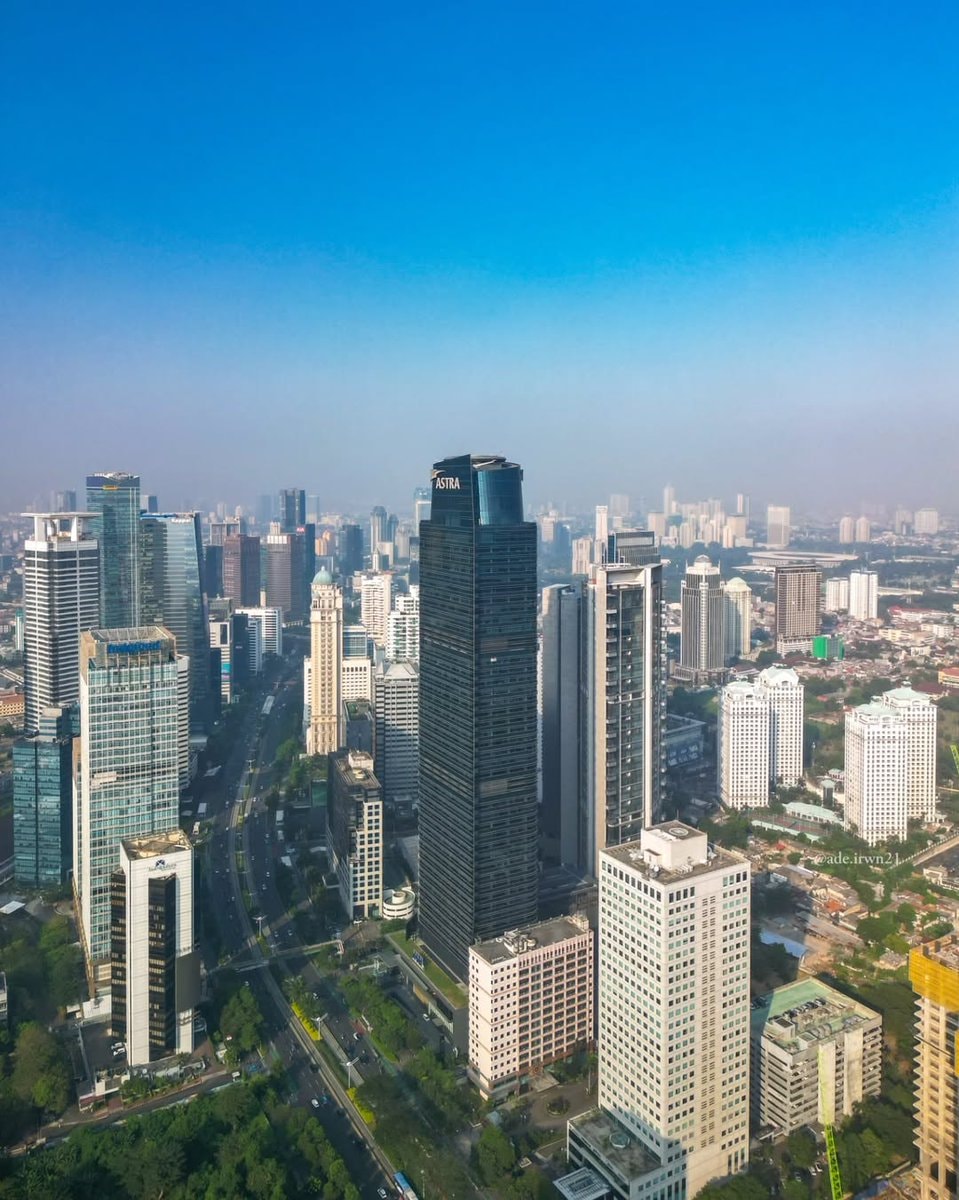 Aerial highway city skyline (photo 2 of 3)