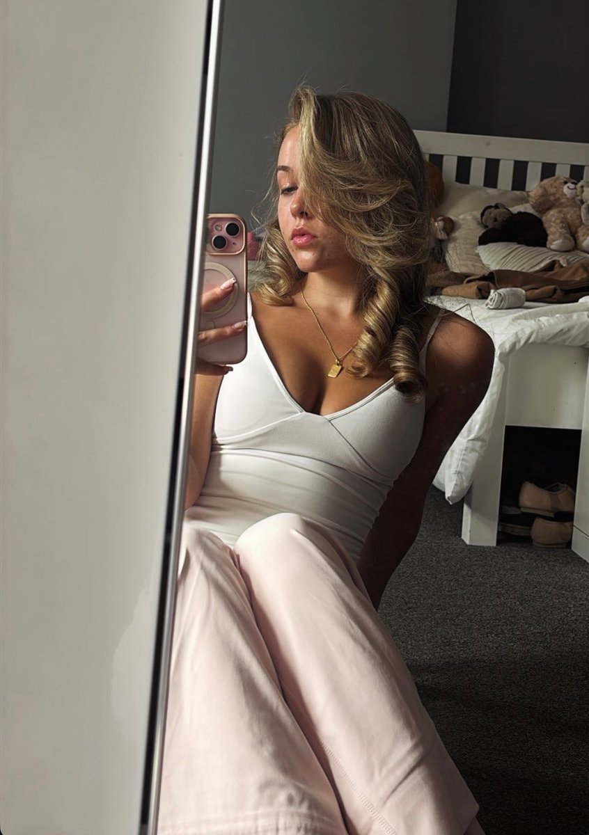 Ellie Dadd mirror selfie 🔥