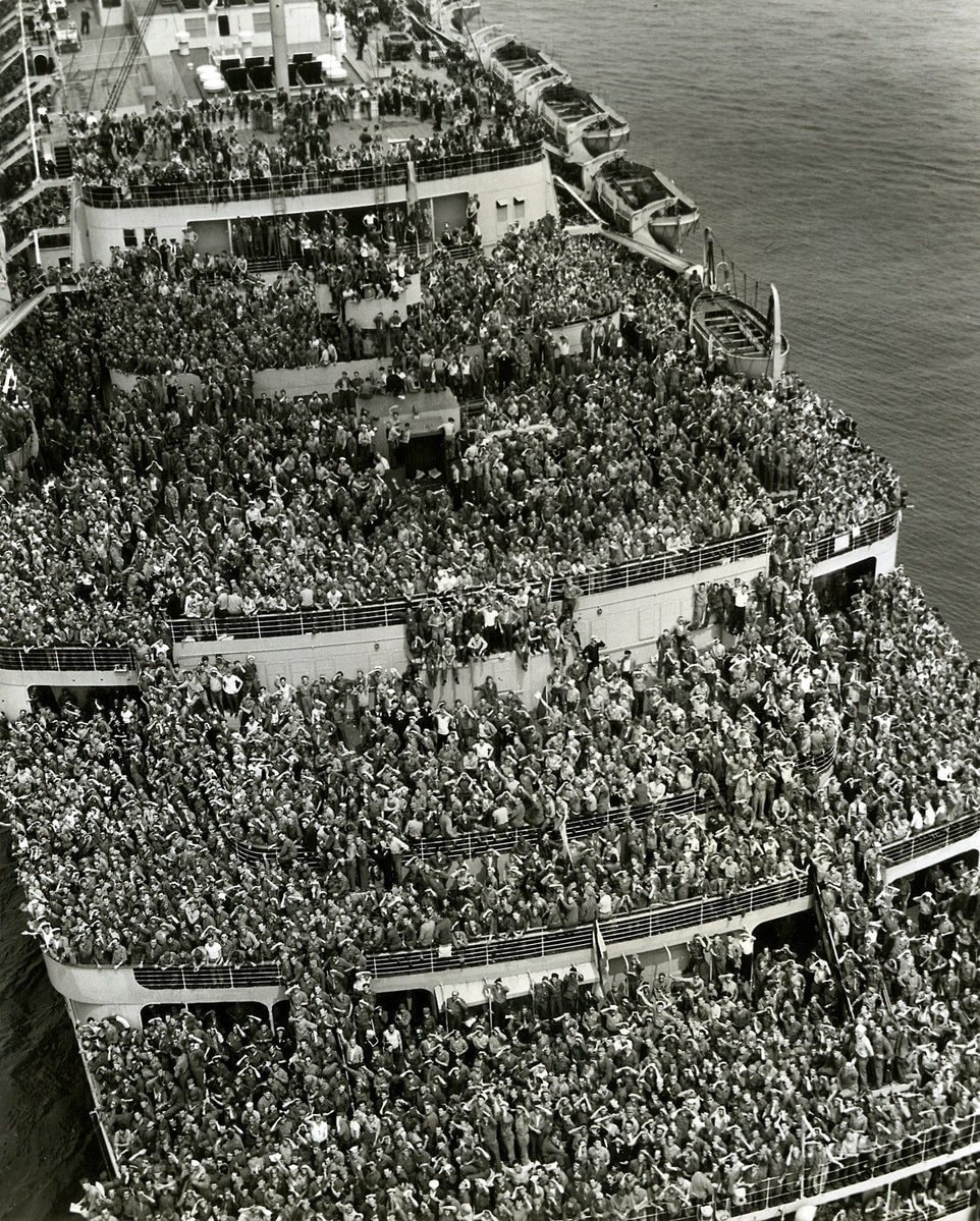 RMS Queen Elizabeth 1945 troop arrival
