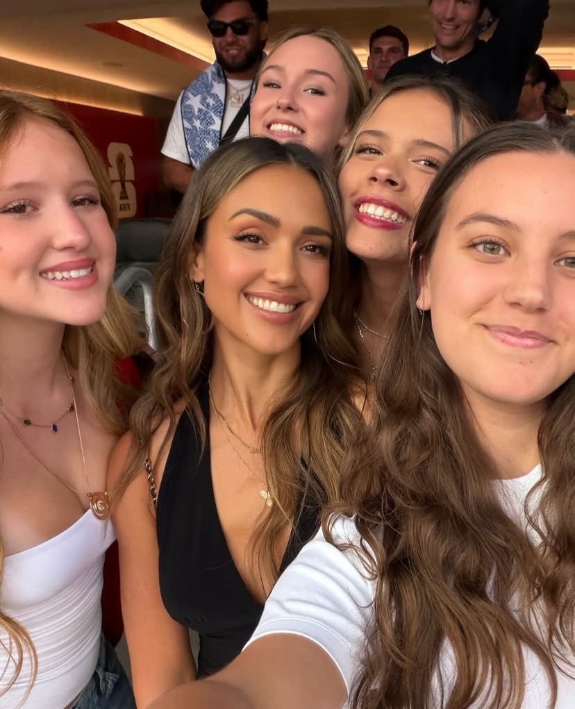 Jessica Alba daughters FIFA World Cup match (photo 1 of 2)
