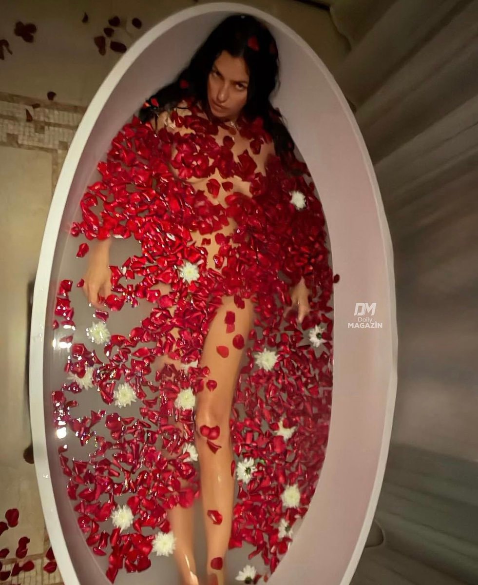 Irina Shayk daily life moments (photo 2 of 2)