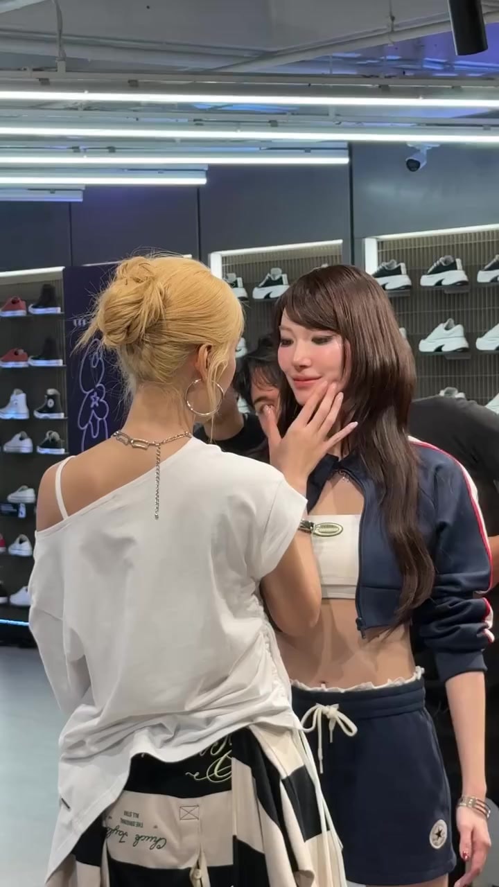 ConversexJanJingJing store moment ConversexJanJingJing store moment