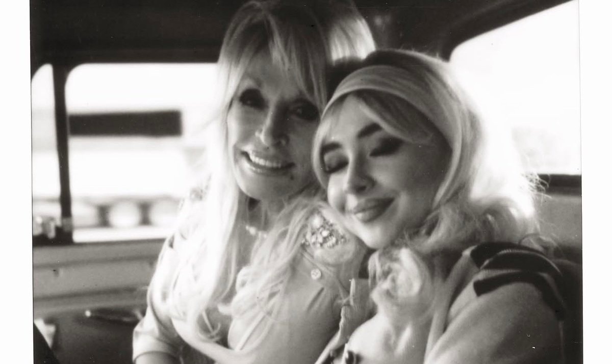 Sabrina Carpenter Dolly Parton tribute (photo 2 of 2)