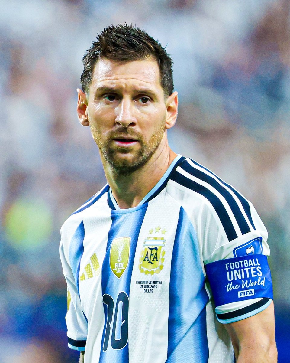 Ronaldo vs Messi international retirements (photo 2 of 2)